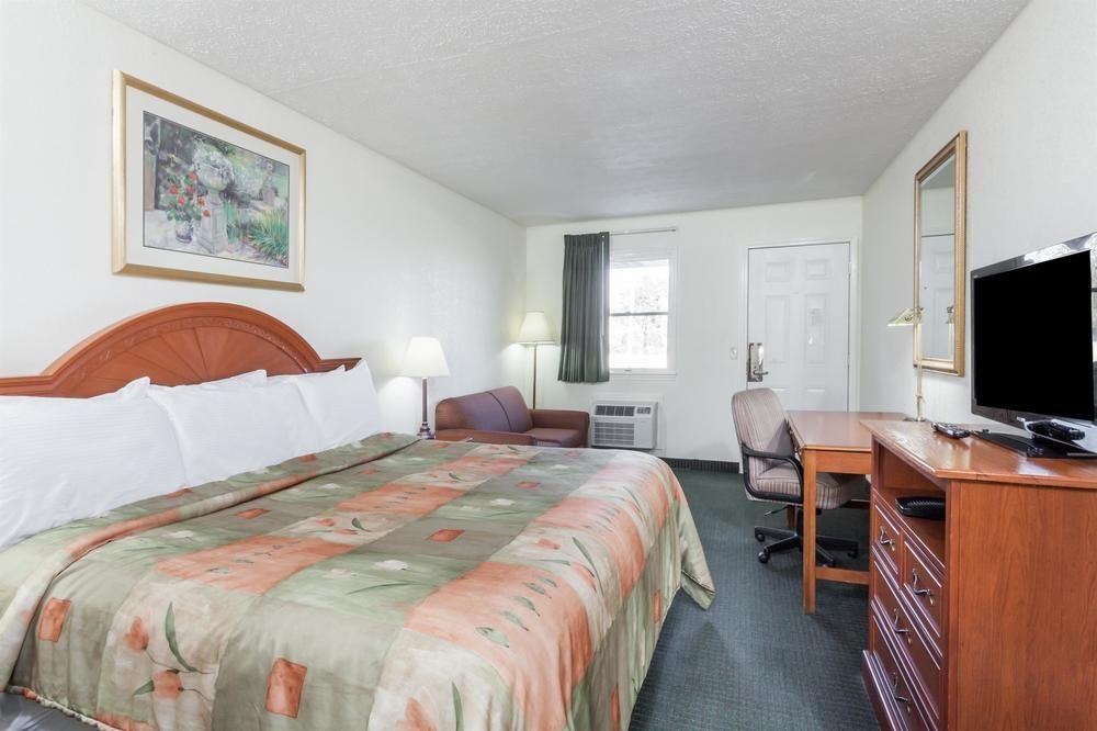 Rodeway Inn Cadiz ภายนอก รูปภาพ