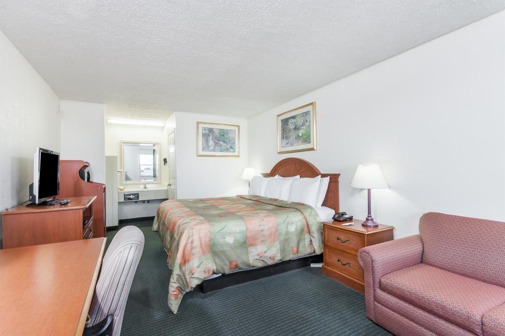 Rodeway Inn Cadiz ภายนอก รูปภาพ